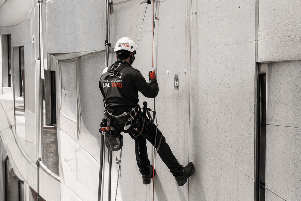 JMTato Intervención de cornisas, aleros o vuelos con técnicas de trabajo vertical en Bizkaia